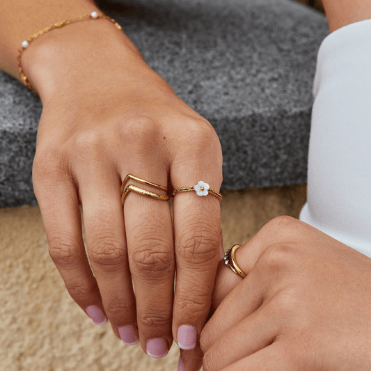 Anillo de Concha con Pétalos Blancos