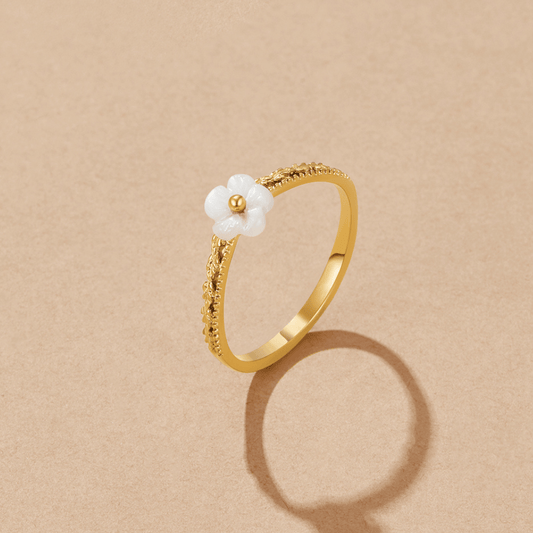 Anillo de Concha con Pétalos Blancos